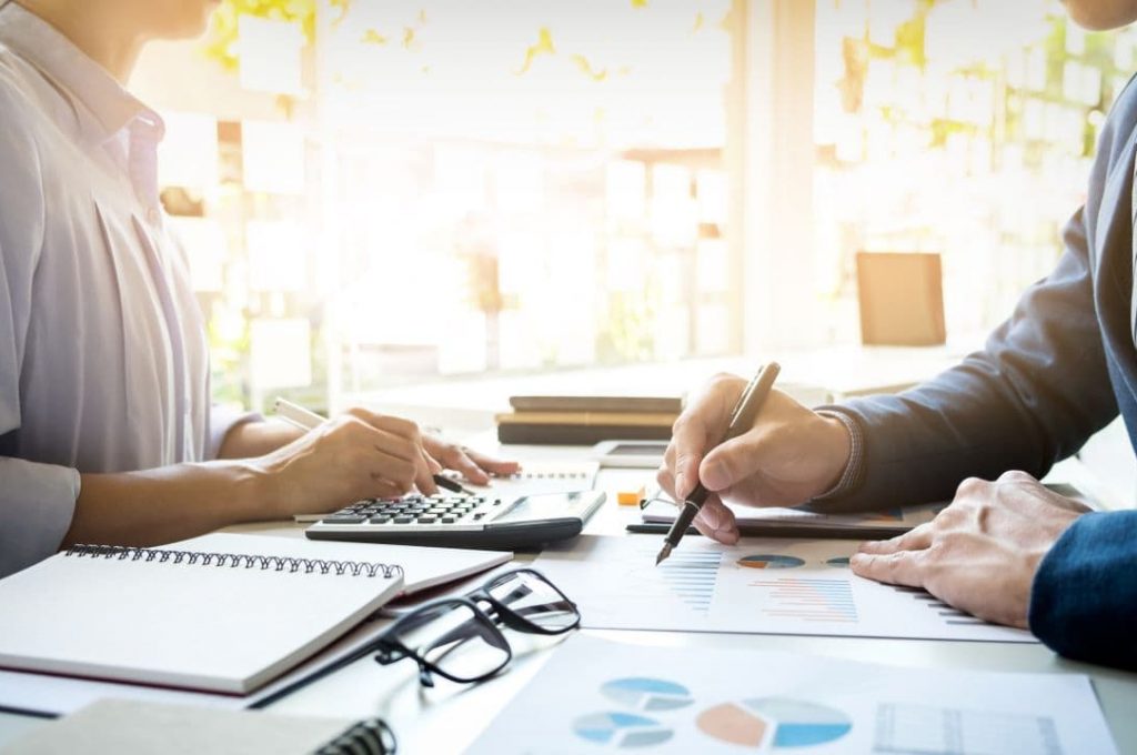 Os serviços de mentoria ajuda as empresas a garantir a eficiência dos controles internos e resultado financeiro.